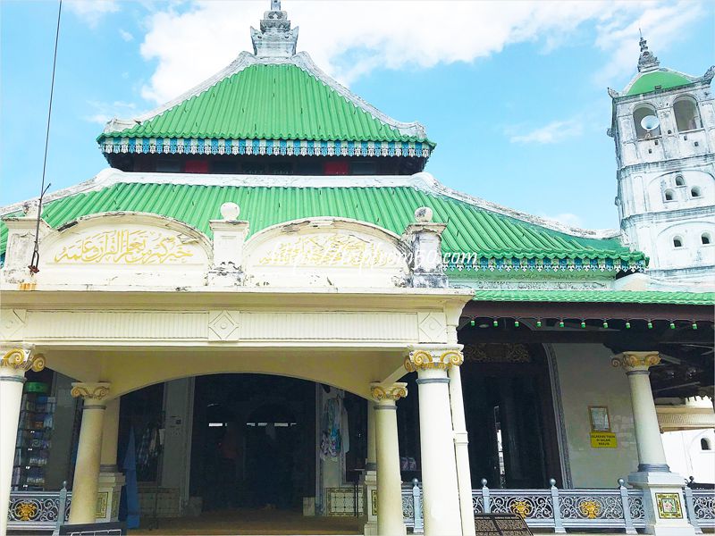 青空に緑色の屋根と白亜の壁が映える 美しいカンポン・クリン・モスク。 （Kampung Kling Mosque）