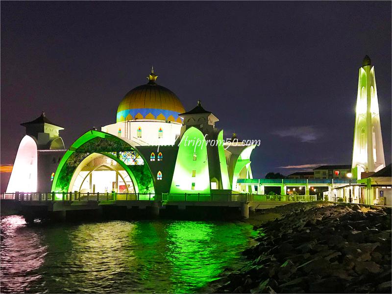 ライトアップと満潮の時間が重なった 美しい水上モスク 【撮影時間：10月8日19時20分】