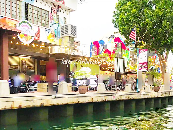 マラッカリバーから眺める街並み 運河沿いにはお洒落なカフェが軒を連ねている。