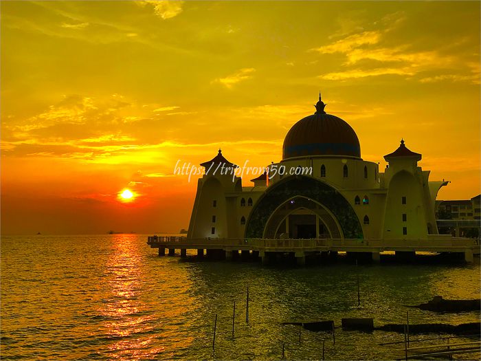 マラッカ海峡にゆっくりと沈む夕日と その時間を静かに見つめる水上モスク
