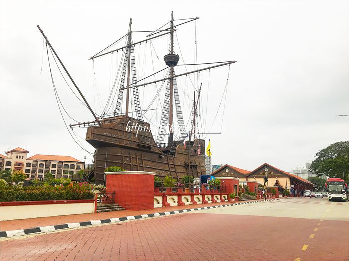 マラッカリバー沿いにあるマラッカ海洋博物館 ポルトガル船の大きなレプリカが目印し