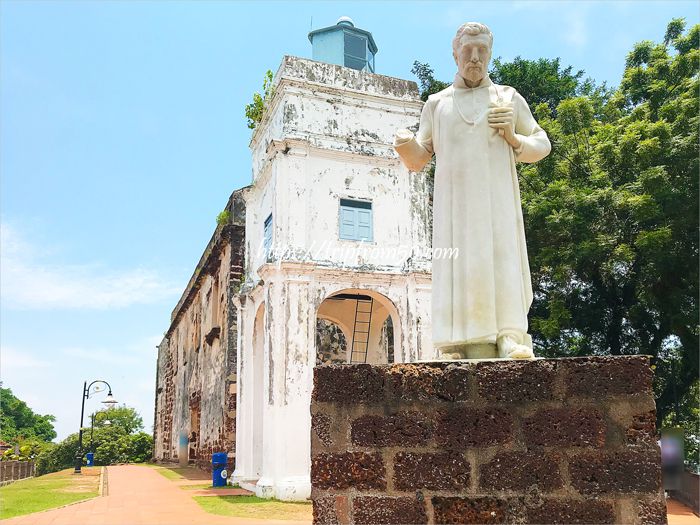 セントポール教会の前には マラッカでもキリスト教の布教活動をした フランシスコ・ザビエル像が立っている。