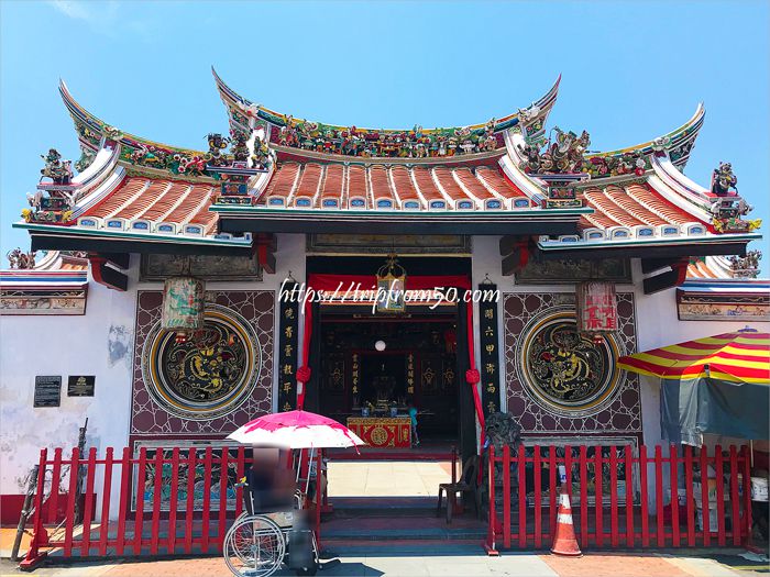 マレーシア最古の中国寺院「青雲亭」。 豪華だけど厳かな雰囲気もたっぷり。