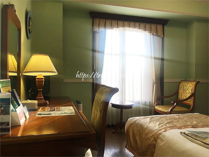 ホテルモントレ仙台の部屋に置かれている アンティークな椅子と窓辺