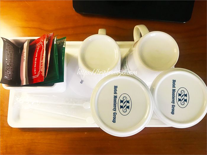 ホテルの客室に置かれているカップとグラスとティーバッグ