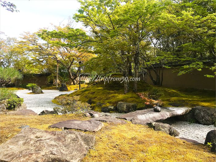 松島湾を表現した天の庭と、人生を表現した地の庭で構成されている石庭