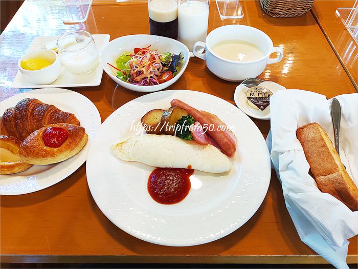北海道ホテル特製のパンが人気の洋食セット